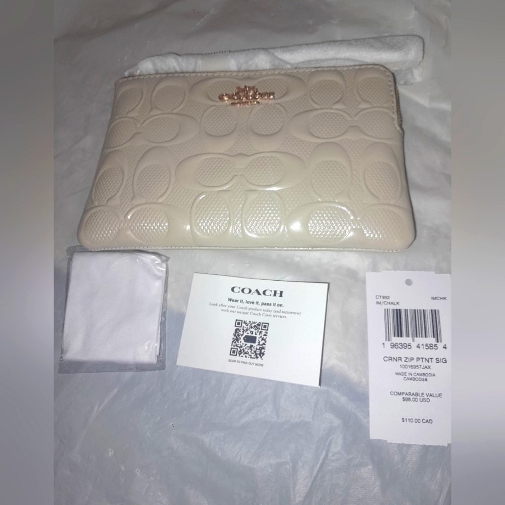 New Coach Wristlet in Singature Pantent Leather In Chalk  NWT